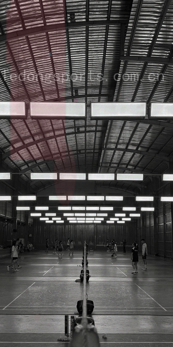 手机屏幕显示赛事详情，倒计时和阵容列表